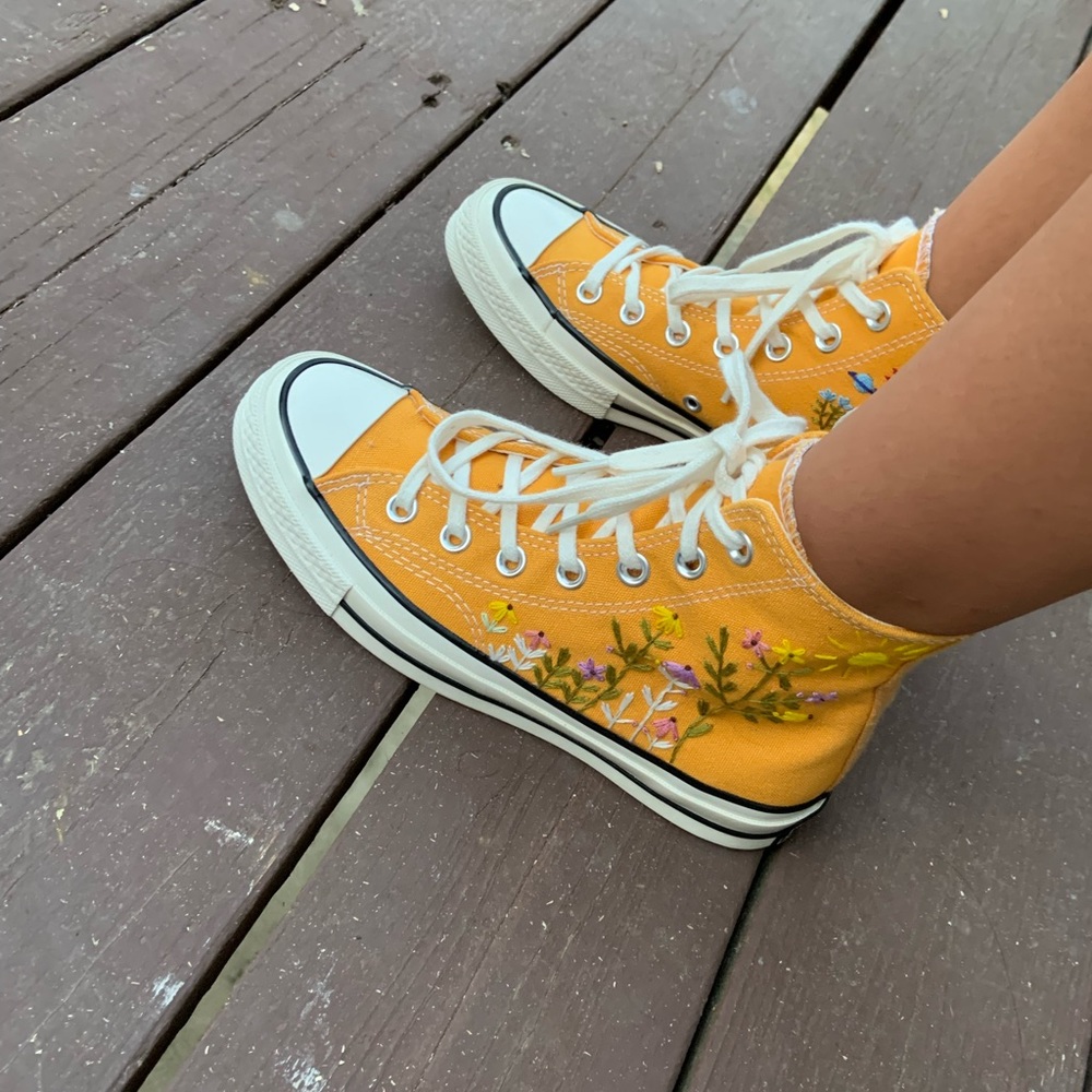 Embroider mustard yellow Converse